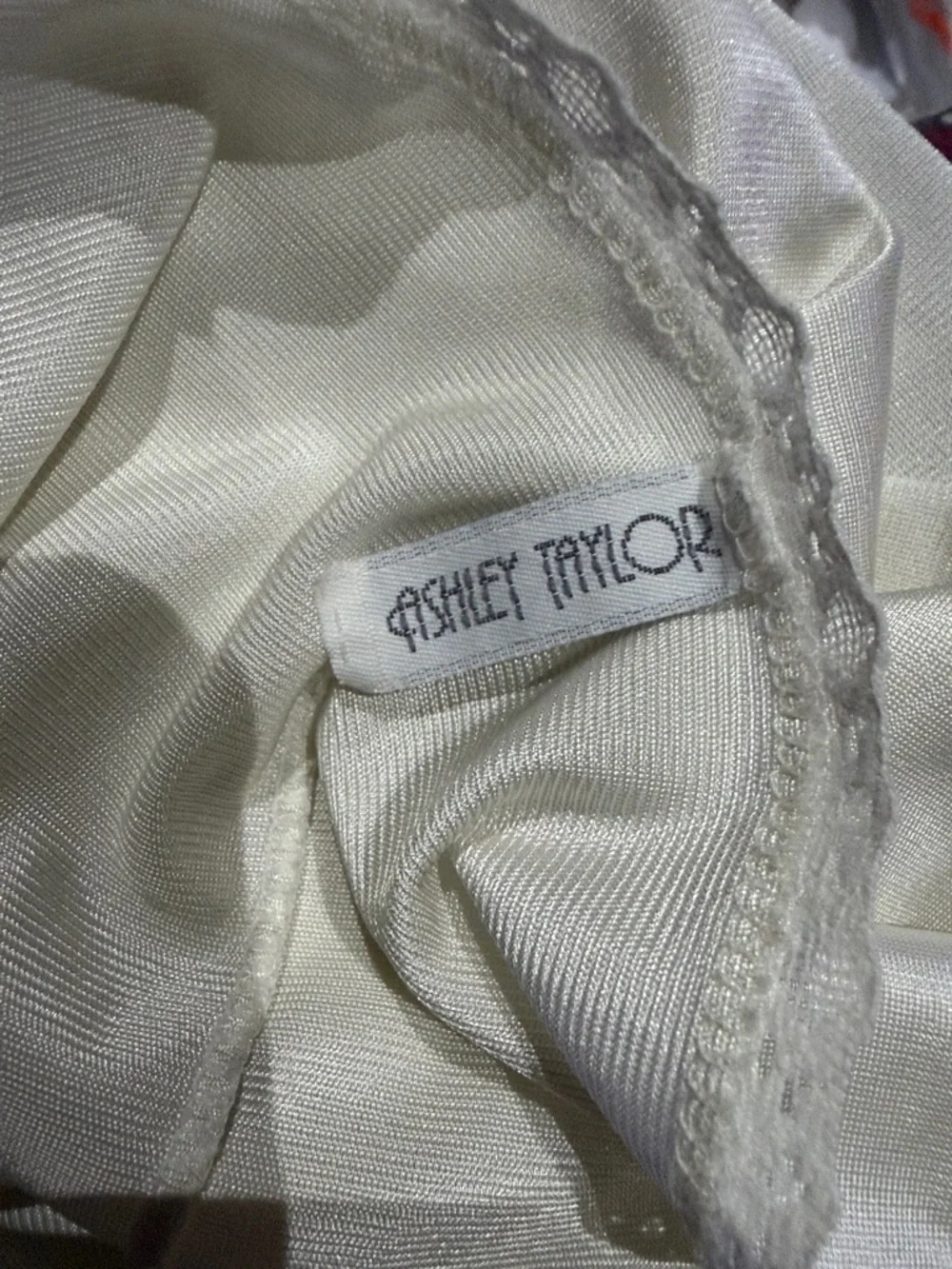 1980s/90s Ashley Taylor 100% Nylon Ivory V-Neckline Scalloped Floral Lace Slip - Picture 6 of 7